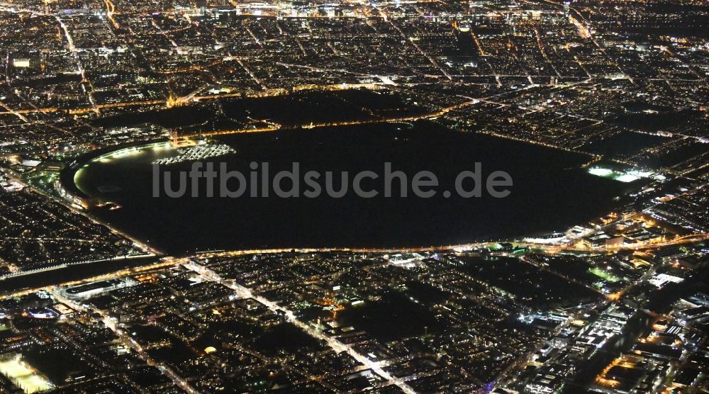 Nacht-Luftaufnahme Berlin - Nachtluftbild Gelände des ehemaligen Flughafens Berlin-Tempelhof Tempelhofer Freiheit im Ortsteil Tempelhof in Berlin