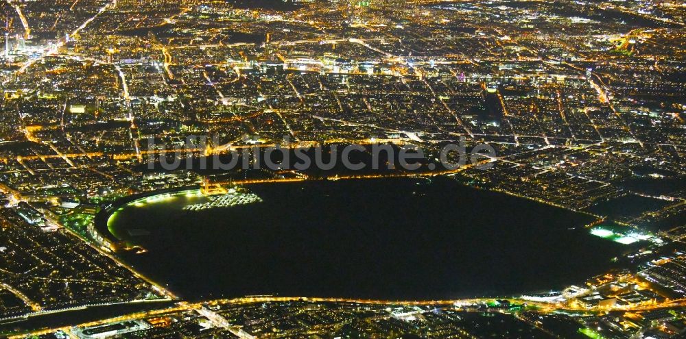 Nacht-Luftaufnahme Berlin - Nachtluftbild Gelände des ehemaligen Flughafens Berlin-Tempelhof Tempelhofer Freiheit im Ortsteil Tempelhof in Berlin