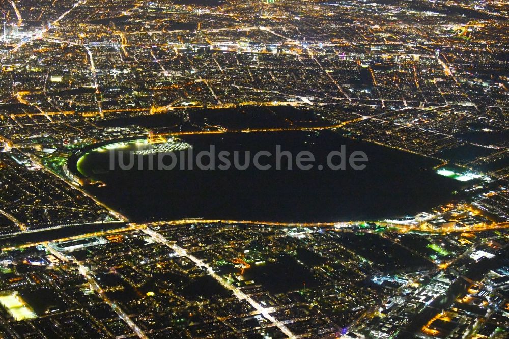 Berlin bei Nacht aus der Vogelperspektive: Nachtluftbild Gelände des ehemaligen Flughafens Berlin-Tempelhof Tempelhofer Freiheit im Ortsteil Tempelhof in Berlin
