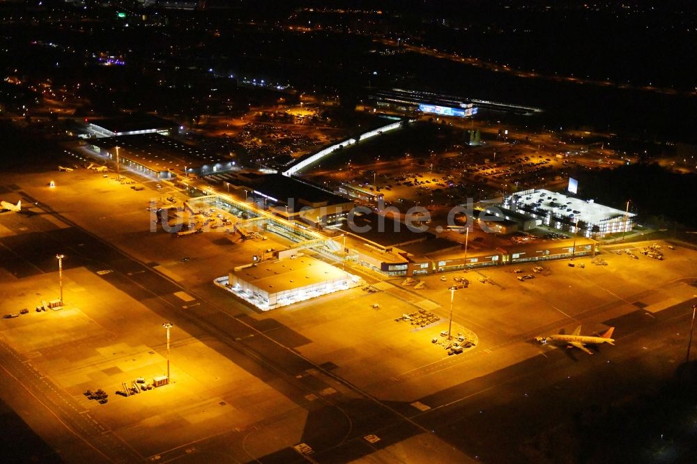 Nacht-Luftaufnahme Schönefeld - Nachtluftbild Gelände des Flughafen Berlin-Schönefeld im Bundesland Brandenburg, Deutschland