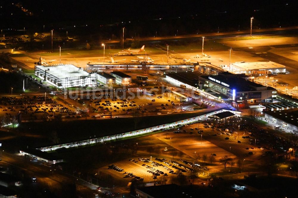 Schönefeld bei Nacht von oben - Nachtluftbild Gelände des Flughafen Berlin-Schönefeld im Bundesland Brandenburg, Deutschland
