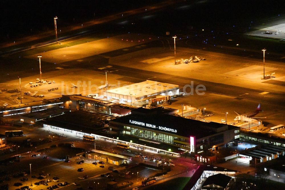Schönefeld bei Nacht aus der Vogelperspektive: Nachtluftbild Gelände des Flughafen Berlin-Schönefeld im Bundesland Brandenburg, Deutschland