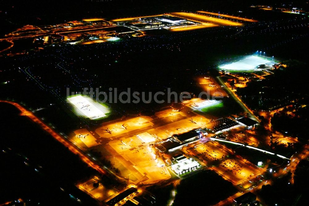 Schönefeld bei Nacht aus der Vogelperspektive: Nachtluftbild Gelände des Flughafen Berlin-Schönefeld im Bundesland Brandenburg, Deutschland