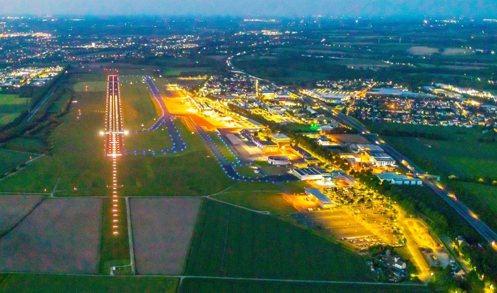 Dortmund bei Nacht von oben - Nachtluftbild Gelände des Flughafen in Dortmund im Bundesland Nordrhein-Westfalen, Deutschland
