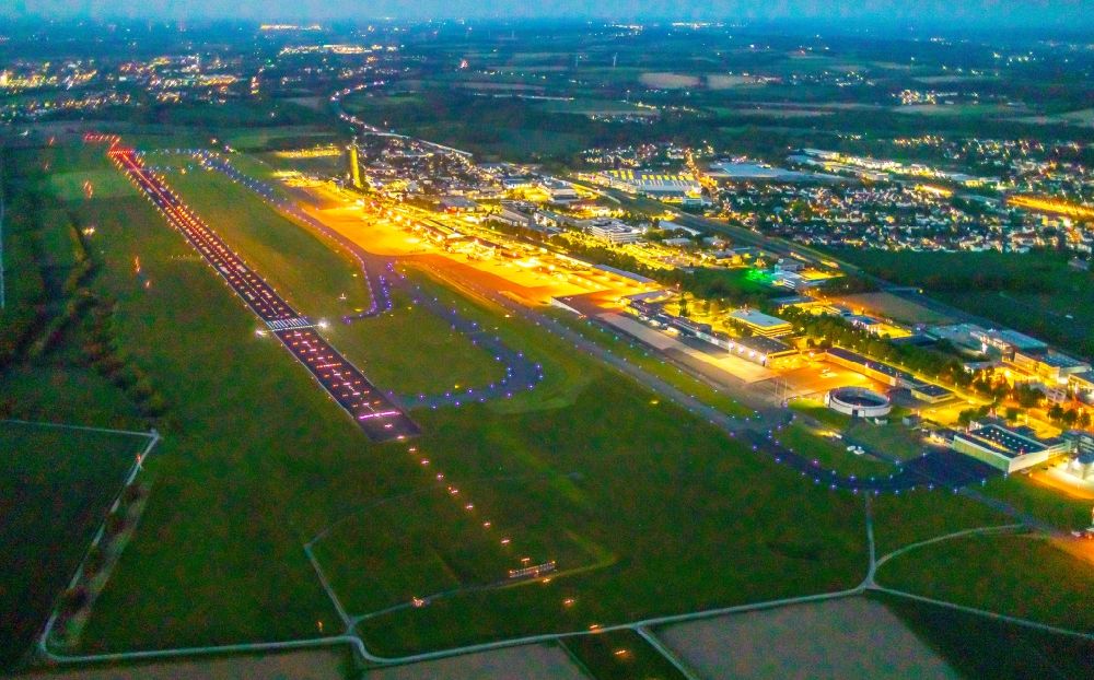 Dortmund bei Nacht aus der Vogelperspektive: Nachtluftbild Gelände des Flughafen in Dortmund im Bundesland Nordrhein-Westfalen, Deutschland