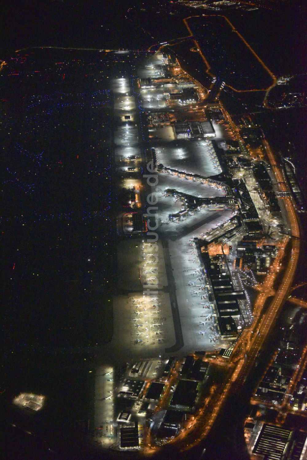 Frankfurt am Main bei Nacht aus der Vogelperspektive: Nachtluftbild Gelände des Flughafen in Frankfurt am Main im Bundesland Hessen, Deutschland