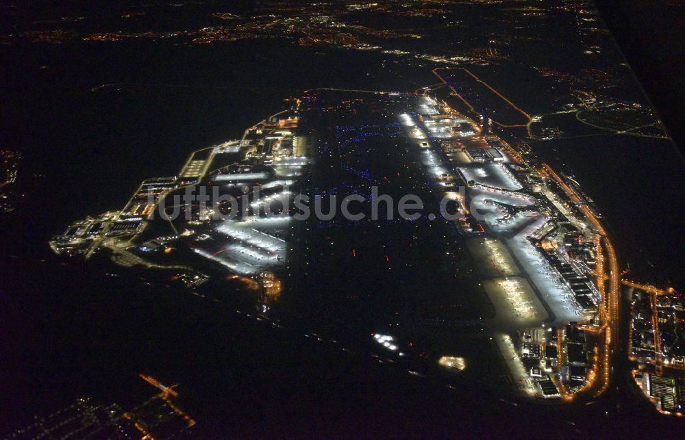 Nachtluftbild Frankfurt am Main - Nachtluftbild Gelände des Flughafen in Frankfurt am Main im Bundesland Hessen, Deutschland
