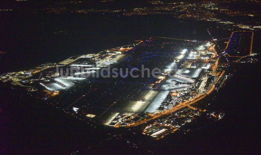 Nacht-Luftaufnahme Frankfurt am Main - Nachtluftbild Gelände des Flughafen in Frankfurt am Main im Bundesland Hessen, Deutschland