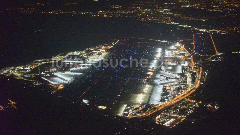 Frankfurt am Main bei Nacht von oben - Nachtluftbild Gelände des Flughafen in Frankfurt am Main im Bundesland Hessen, Deutschland