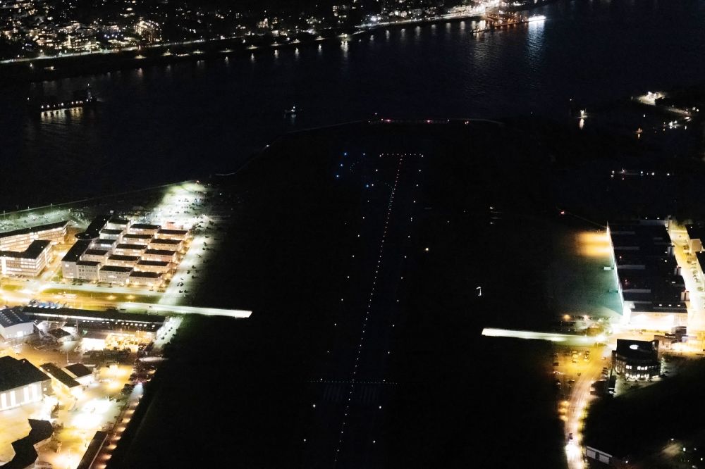 Nachtluftbild Hamburg - Nachtluftbild Gelände des Flughafen im Ortsteil Finkenwerder in Hamburg, Deutschland