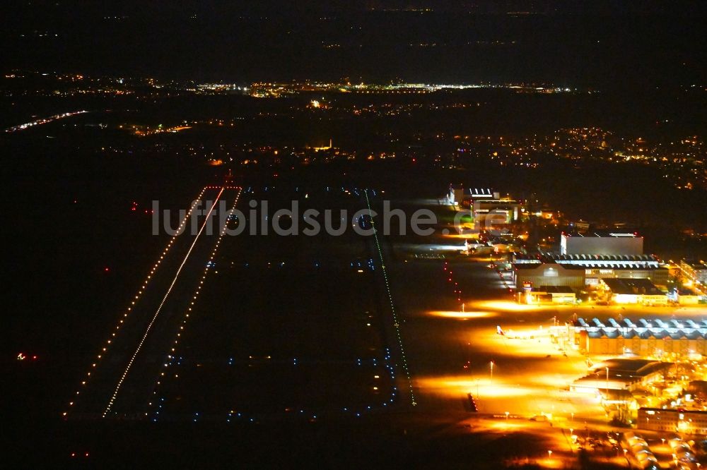 Dresden bei Nacht von oben - Nachtluftbild Gelände des Flughafen im Ortsteil Klotzsche in Dresden im Bundesland Sachsen, Deutschland