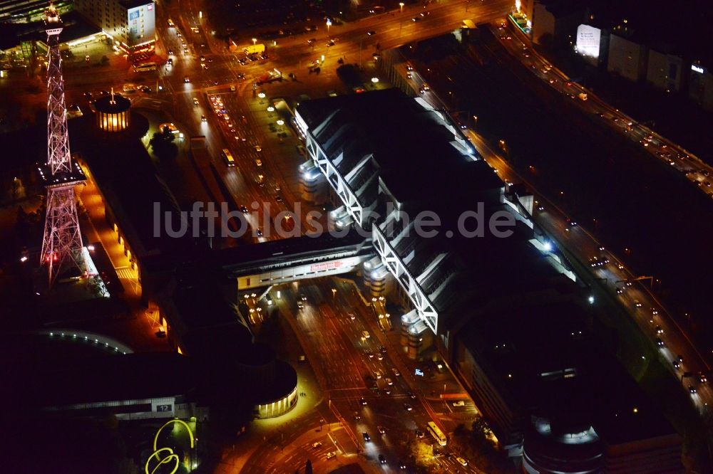 Nacht-Luftaufnahme Berlin - Nachtluftbild Gelände am Funkturm und Messegelände ICC Kongreßzentrum im Stadtteil Charlottenburg in Berlin