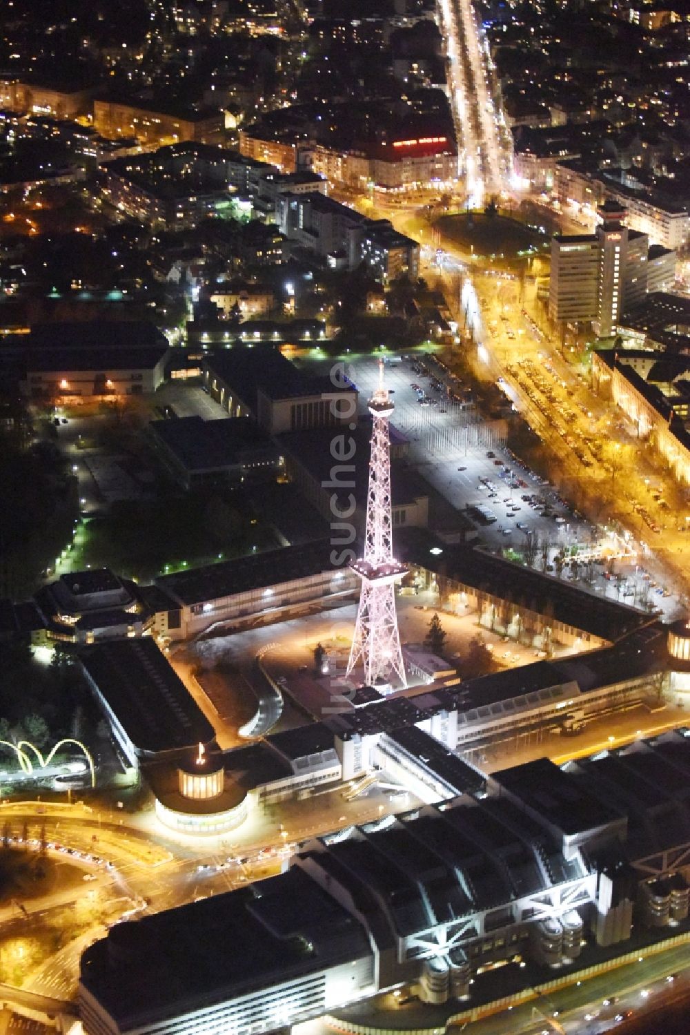 Berlin bei Nacht von oben - Nachtluftbild Gelände am Funkturm und Messegelände ICC Kongreßzentrum im Stadtteil Charlottenburg in Berlin