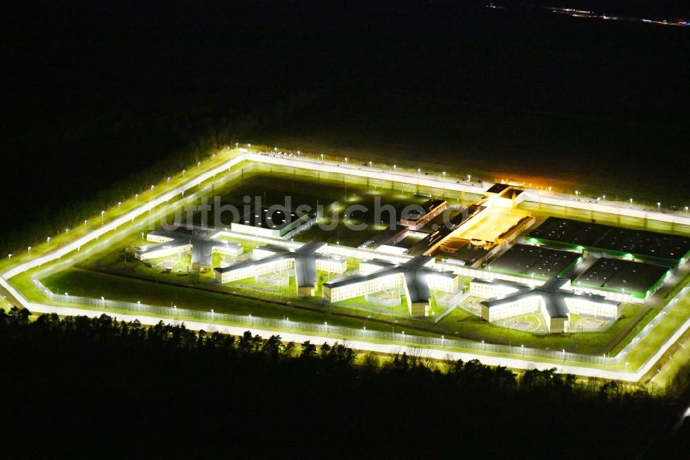 Burg bei Nacht aus der Vogelperspektive: Nachtluftbild Gelände der Justizvollzugsanstalt JVA in Burg im Bundesland Sachsen-Anhalt