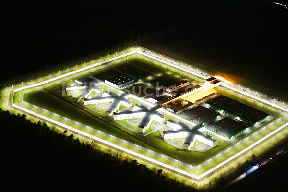 Nacht-Luftaufnahme Burg - Nachtluftbild Gelände der Justizvollzugsanstalt JVA in Burg im Bundesland Sachsen-Anhalt