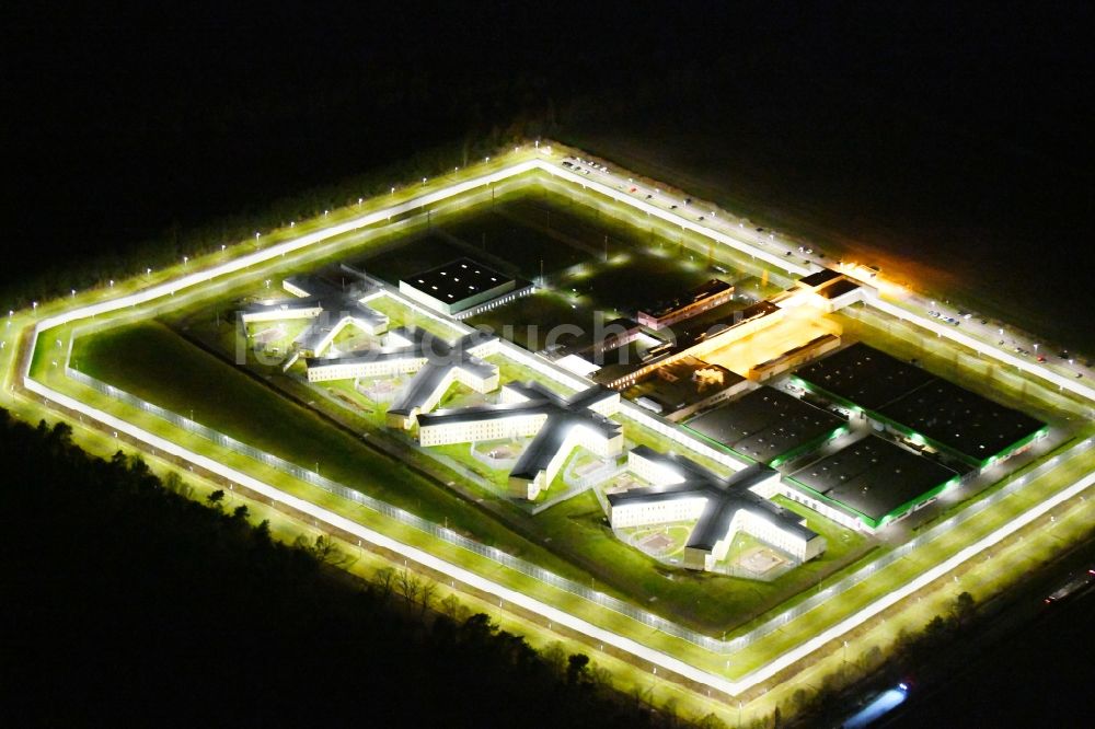 Burg bei Nacht von oben - Nachtluftbild Gelände der Justizvollzugsanstalt JVA in Burg im Bundesland Sachsen-Anhalt