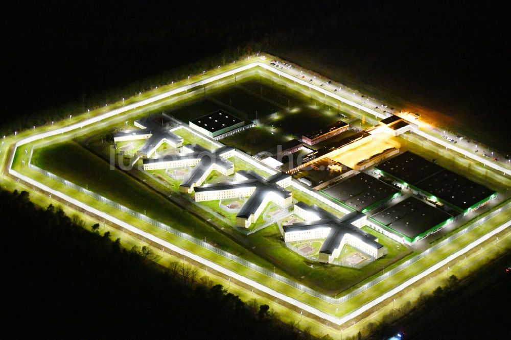 Burg bei Nacht aus der Vogelperspektive: Nachtluftbild Gelände der Justizvollzugsanstalt JVA in Burg im Bundesland Sachsen-Anhalt