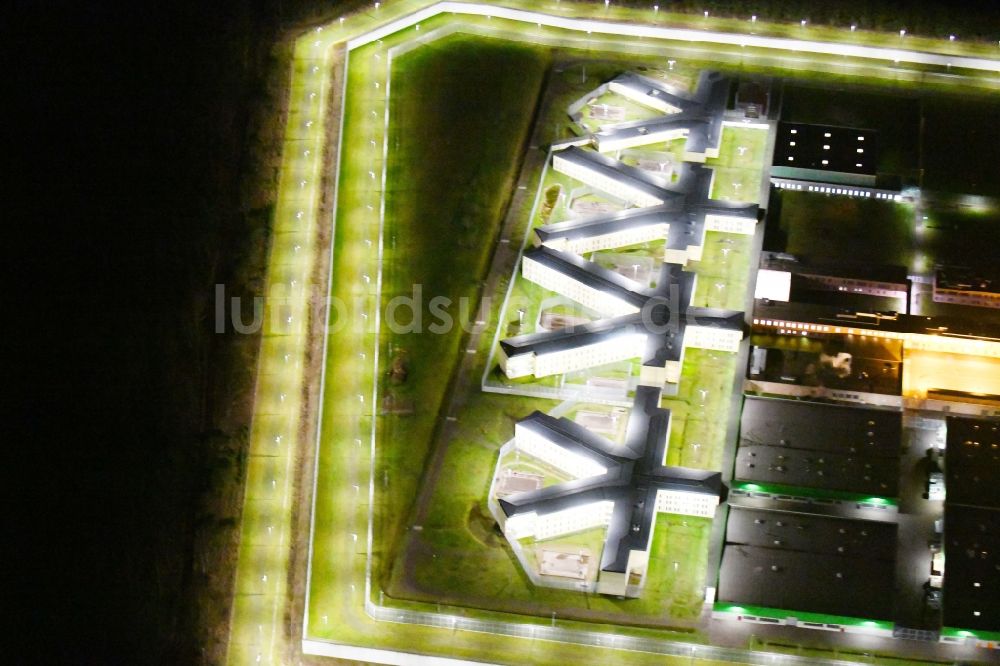 Nacht-Luftaufnahme Burg - Nachtluftbild Gelände der Justizvollzugsanstalt JVA in Burg im Bundesland Sachsen-Anhalt