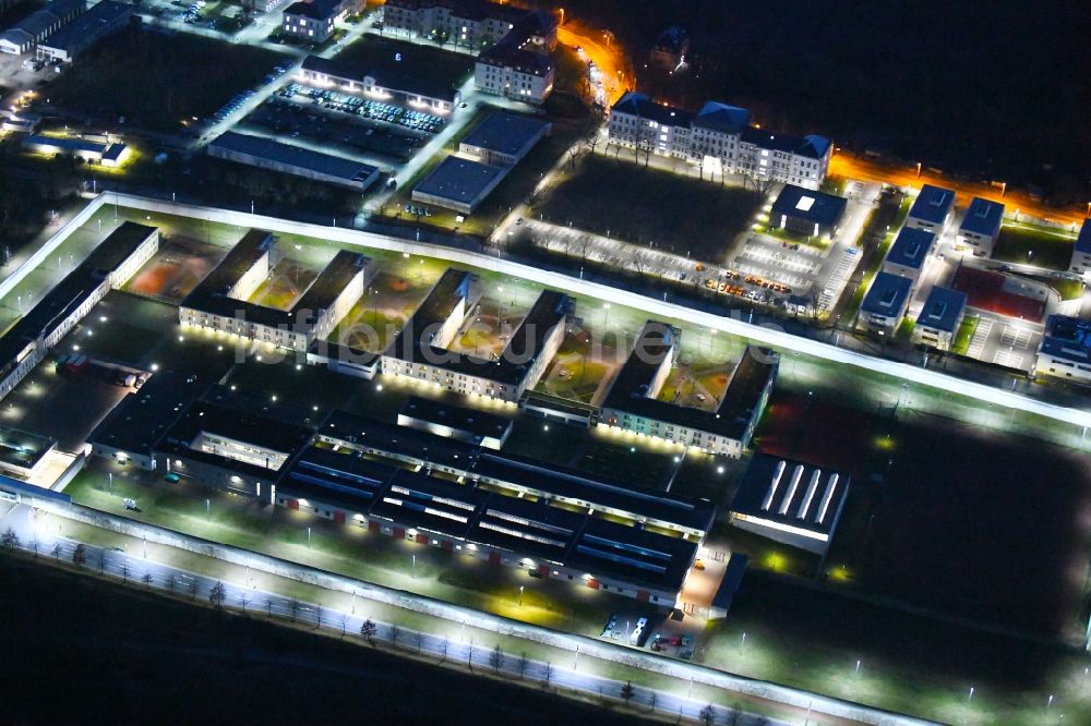 Nacht-Luftaufnahme Dresden - Nachtluftbild Gelände der Justizvollzugsanstalt JVA Dresden in Dresden im Bundesland Sachsen