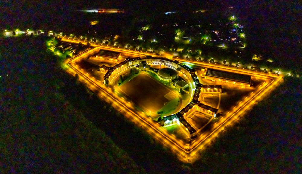Gelsenkirchen bei Nacht von oben - Nachtluftbild Gelände der Justizvollzugsanstalt JVA in Gelsenkirchen im Bundesland Nordrhein-Westfalen, Deutschland
