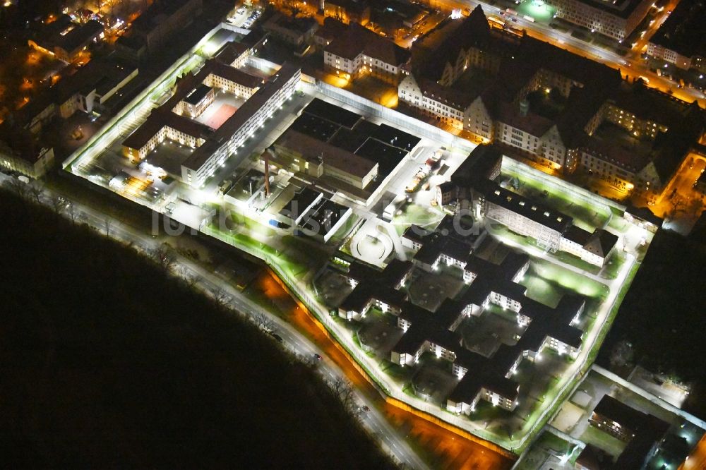 Nürnberg bei Nacht von oben - Nachtluftbild Gelände der Justizvollzugsanstalt JVA in Nürnberg im Bundesland Bayern, Deutschland