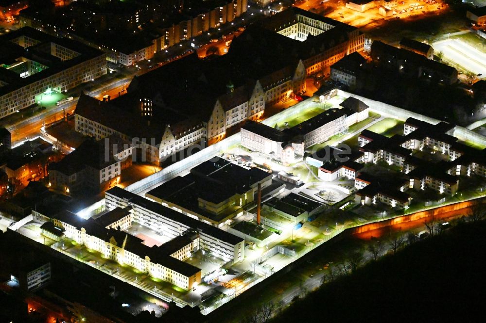 Nürnberg bei Nacht von oben - Nachtluftbild Gelände der Justizvollzugsanstalt JVA in Nürnberg im Bundesland Bayern, Deutschland
