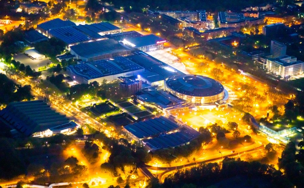 Dortmund bei Nacht von oben - Nachtluftbild Gelände und Messehallen der Westfalenhallen in Dortmund im Bundesland Nordrhein-Westfalen
