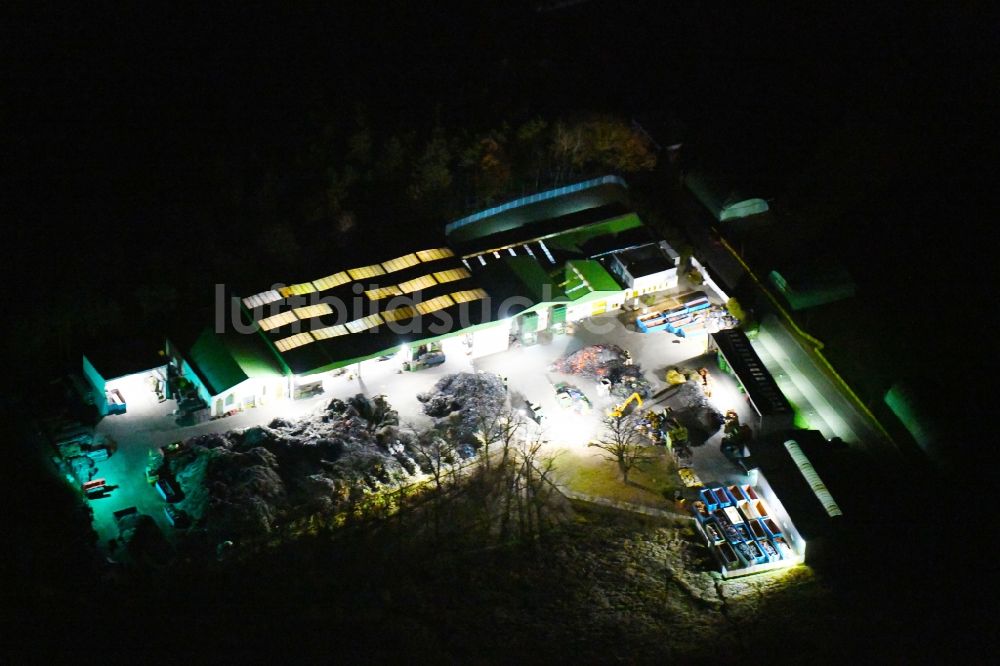 Nacht-Luftaufnahme Fehrbellin - Nachtluftbild Gelände Müll- und Recycling- Sortieranlage in Fehrbellin im Bundesland Brandenburg, Deutschland