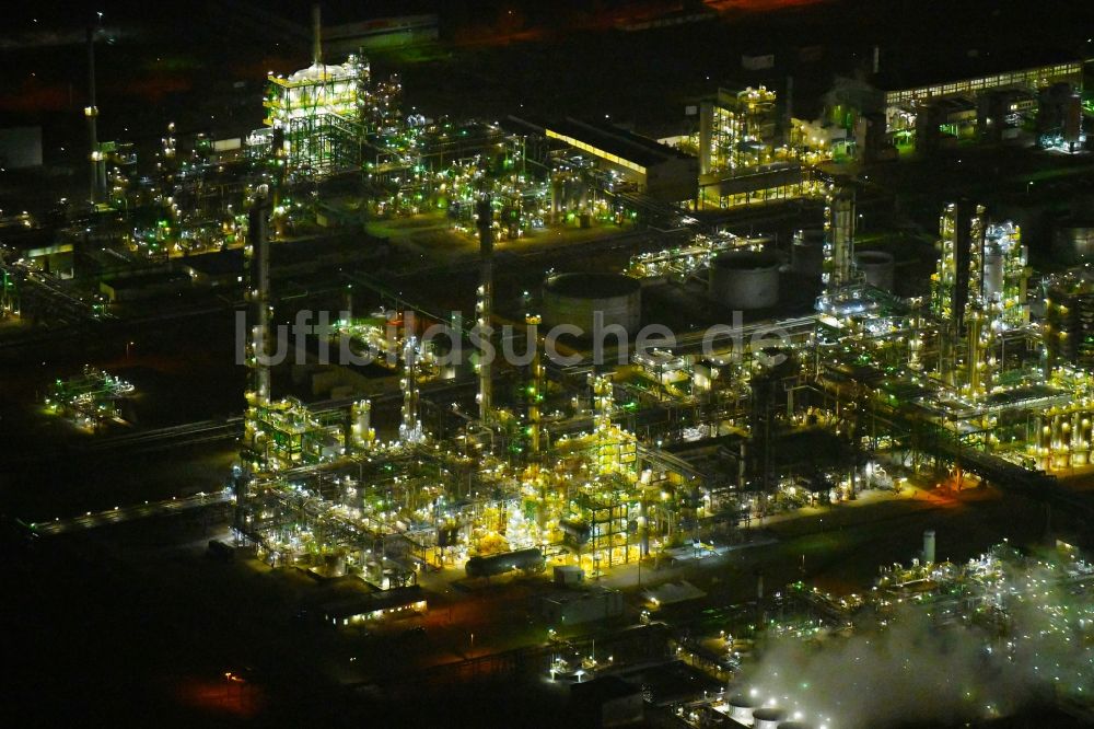 Schwedt/Oder bei Nacht von oben - Nachtluftbild Geländes der PCK Raffinerie GmbH in Schwedt/Oder im Bundeslandes Brandenburg