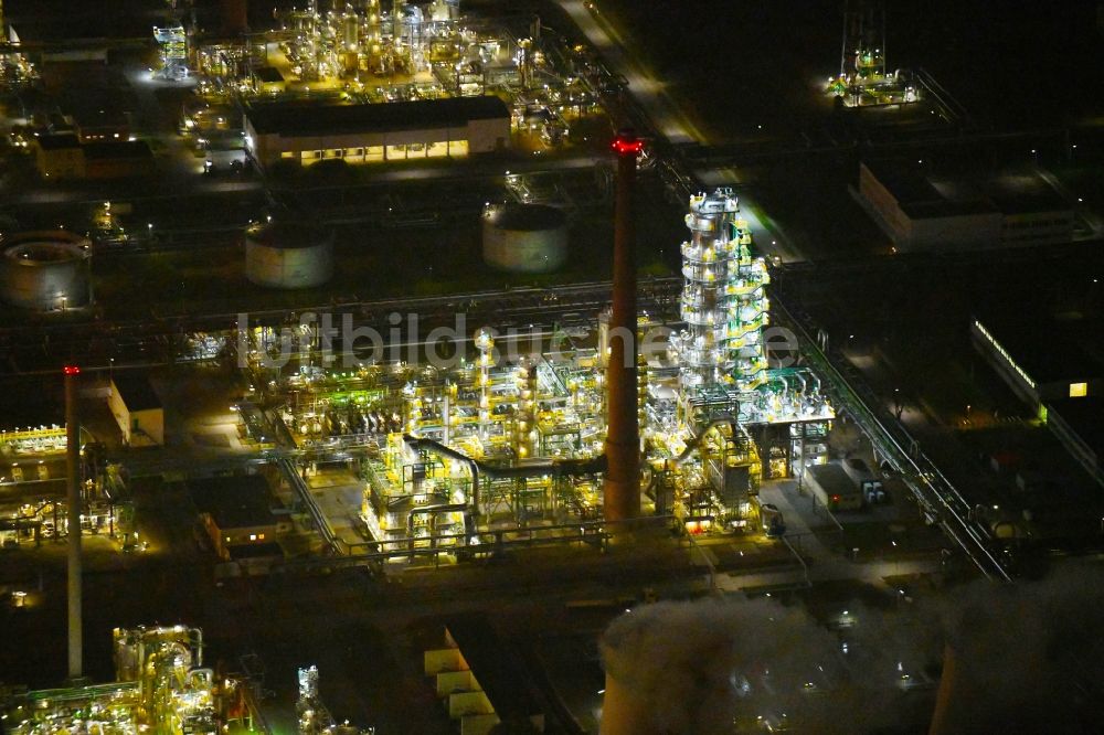 Nachtluftbild Schwedt/Oder - Nachtluftbild Geländes der PCK Raffinerie GmbH in Schwedt/Oder im Bundeslandes Brandenburg