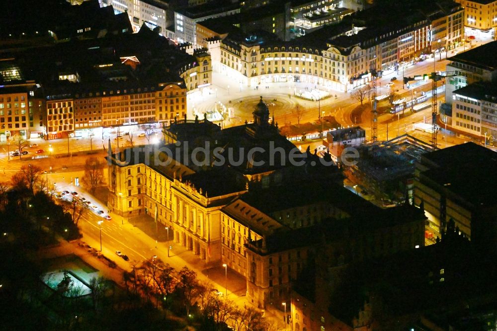 München bei Nacht aus der Vogelperspektive: Nachtluftbild Gerichts- Gebäudekomplex des Landgericht in München im Bundesland Bayern, Deutschland