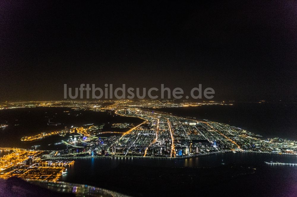 Abu Dhabi bei Nacht von oben - Nachtluftbild Gesamtübersicht und Stadtgebiet mit Außenbezirken und Innenstadtbereich in Abu Dhabi in Vereinigte Arabische Emirate