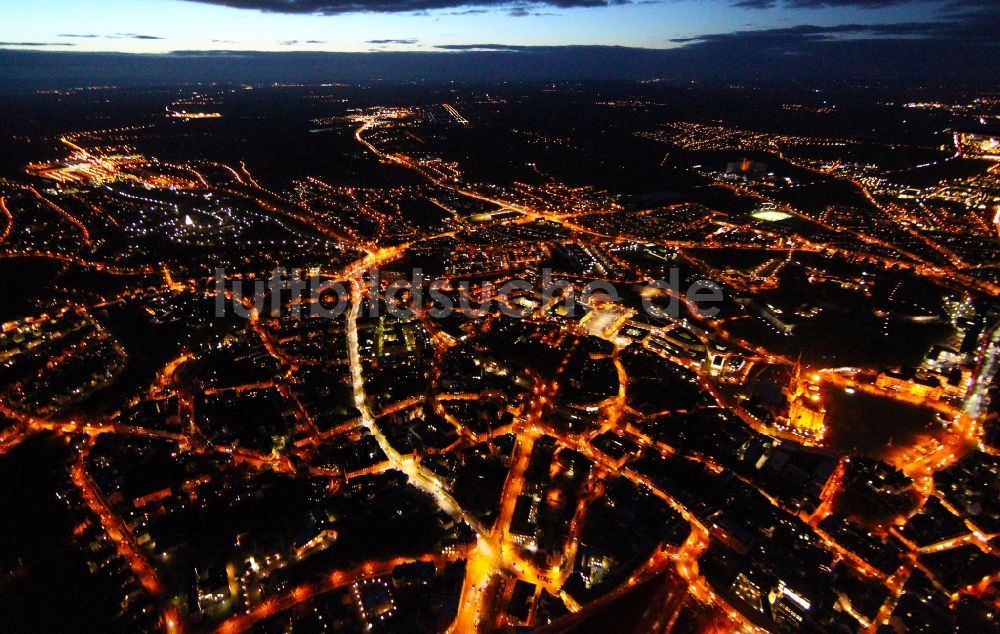 Nachtluftbild Erfurt - Nachtluftbild Gesamtübersicht und Stadtgebiet mit Außenbezirken und Innenstadtbereich in Erfurt im Bundesland Thüringen, Deutschland
