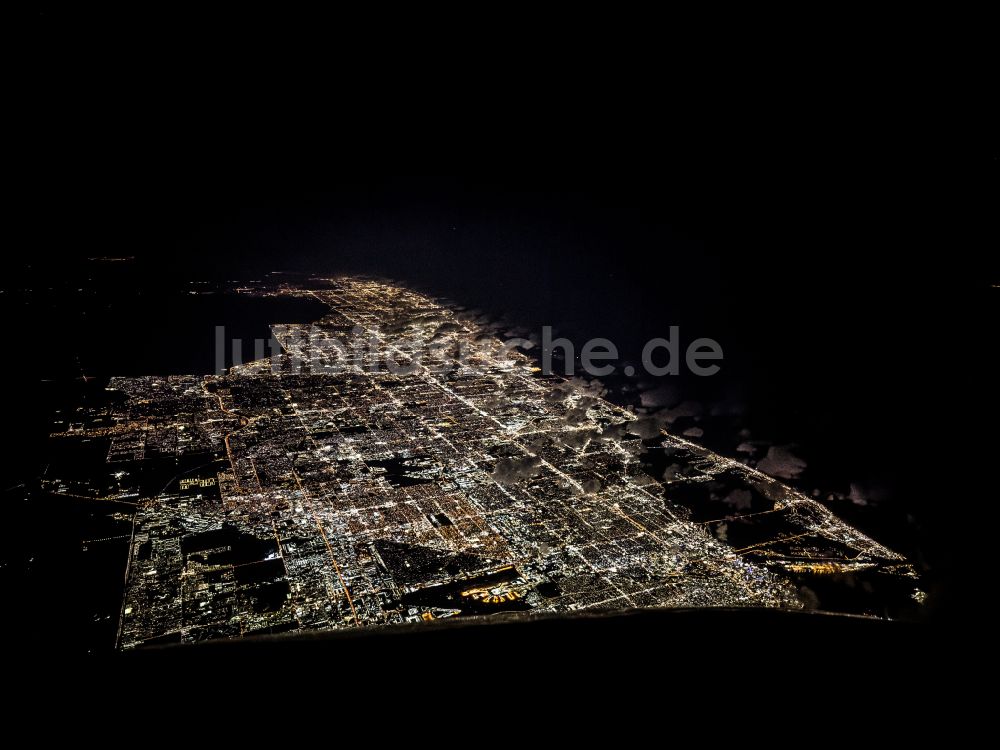 Miami bei Nacht von oben - Nachtluftbild Gesamtübersicht des Stadtgebietes in Miami in Florida, USA