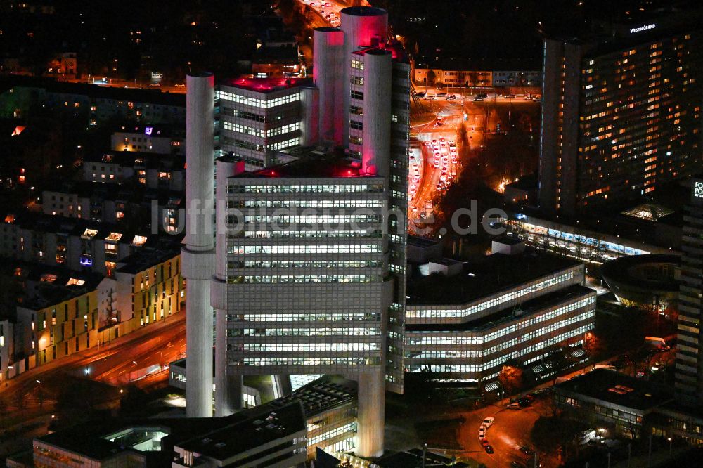 München bei Nacht von oben - Nachtluftbild Geschäftsgebäude HVB - UniCredit Bank und Sheraton München Arabellapark Hotel in München im Bundesland Bayern, Deutschland