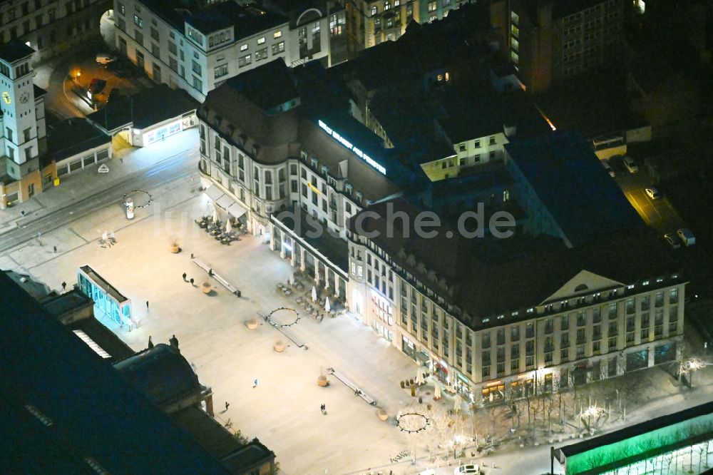 Nacht-Luftaufnahme Erfurt - Nachtluftbild Geschäftshaus des geschichtsträchtigen ehemaligen Hotels Erfurter Hof am Willy-Brandt-Platz in Erfurt im Bundesland Thüringen, Deutschland