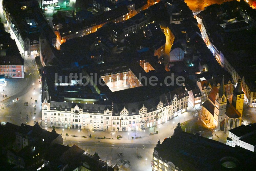 Erfurt bei Nacht von oben - Nachtluftbild Geschäftshaus des geschichtsträchtigen ehemaligen Hotels Erfurter Hof am Willy-Brandt-Platz in Erfurt im Bundesland Thüringen, Deutschland