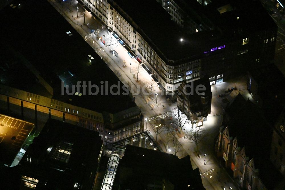 Hamburg bei Nacht aus der Vogelperspektive: Nachtluftbild Geschäftshaus Thomas-i-Punkt an der Mönckebergstraße in Hamburg, Deutschland