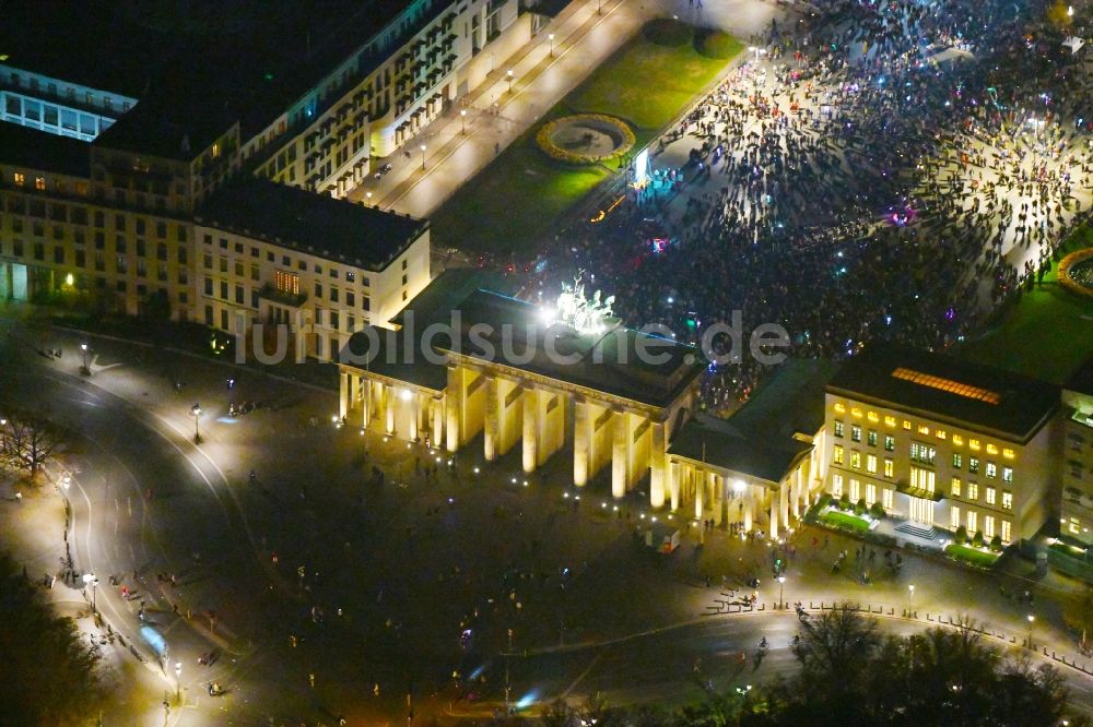 Nachtluftbild Berlin - Nachtluftbild Geschichts- Denkmal Brandenburger Tor am Pariser Platz - Unter den Linden im Ortsteil Mitte in Berlin, Deutschland