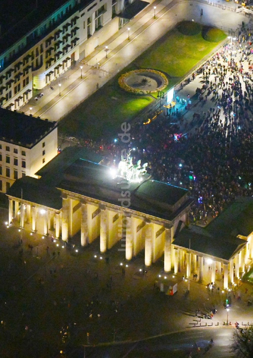 Nacht-Luftaufnahme Berlin - Nachtluftbild Geschichts- Denkmal Brandenburger Tor am Pariser Platz - Unter den Linden im Ortsteil Mitte in Berlin, Deutschland