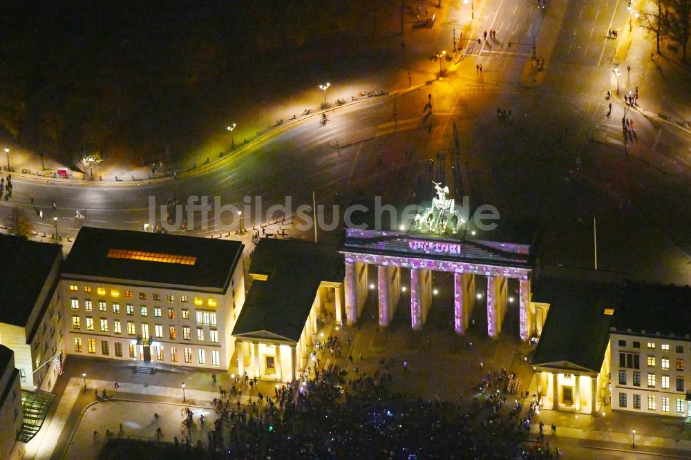 Berlin bei Nacht von oben - Nachtluftbild Geschichts- Denkmal Brandenburger Tor am Pariser Platz - Unter den Linden im Ortsteil Mitte in Berlin, Deutschland