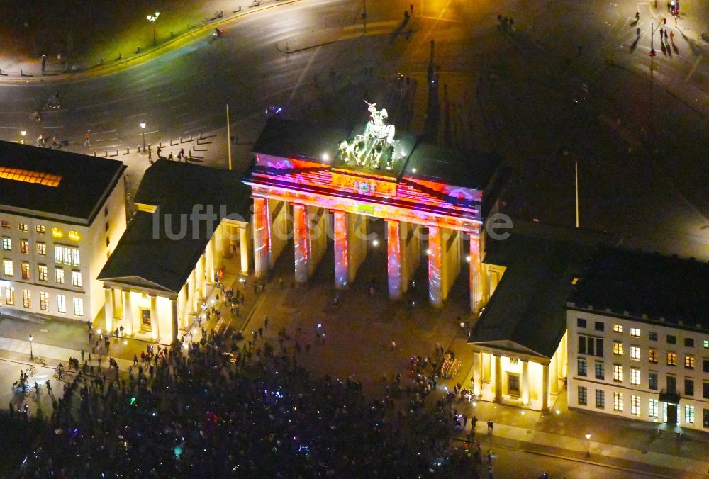 Nachtluftbild Berlin - Nachtluftbild Geschichts- Denkmal Brandenburger Tor am Pariser Platz - Unter den Linden im Ortsteil Mitte in Berlin, Deutschland