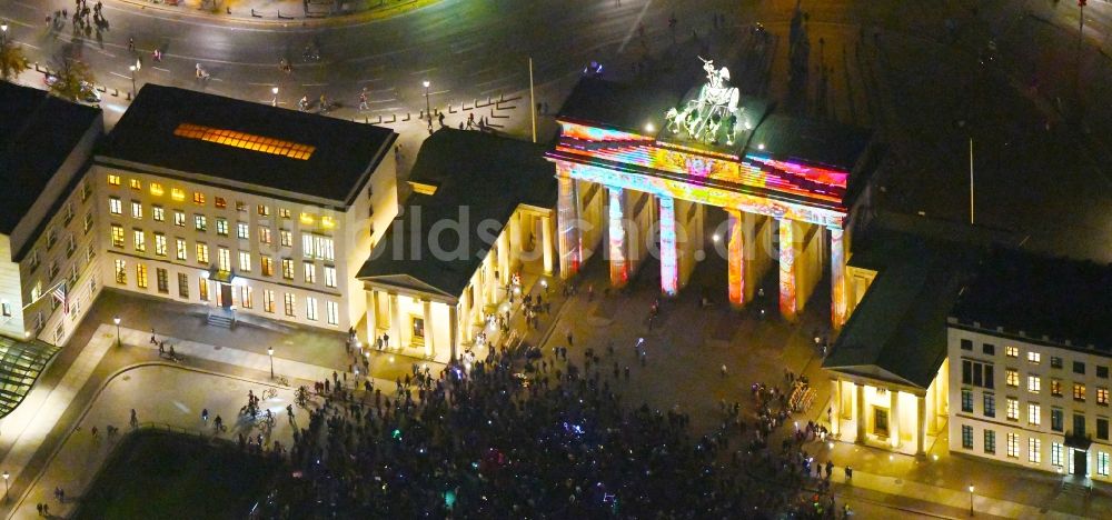 Nacht-Luftaufnahme Berlin - Nachtluftbild Geschichts- Denkmal Brandenburger Tor am Pariser Platz - Unter den Linden im Ortsteil Mitte in Berlin, Deutschland