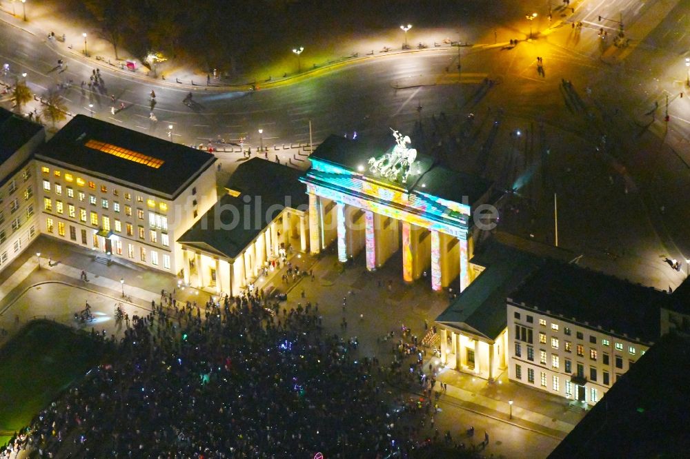 Berlin bei Nacht von oben - Nachtluftbild Geschichts- Denkmal Brandenburger Tor am Pariser Platz - Unter den Linden im Ortsteil Mitte in Berlin, Deutschland