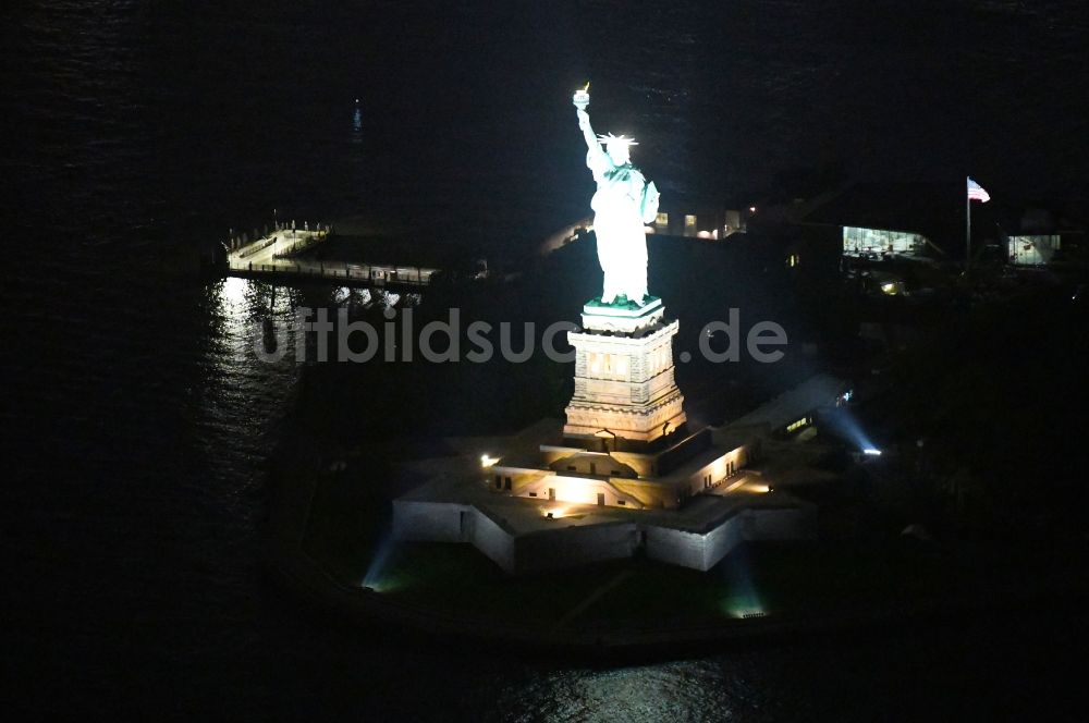 Nacht-Luftaufnahme New York - Nachtluftbild Geschichts- Denkmal Freiheitsstatue - Statue of Liberty National Monument in New York in USA