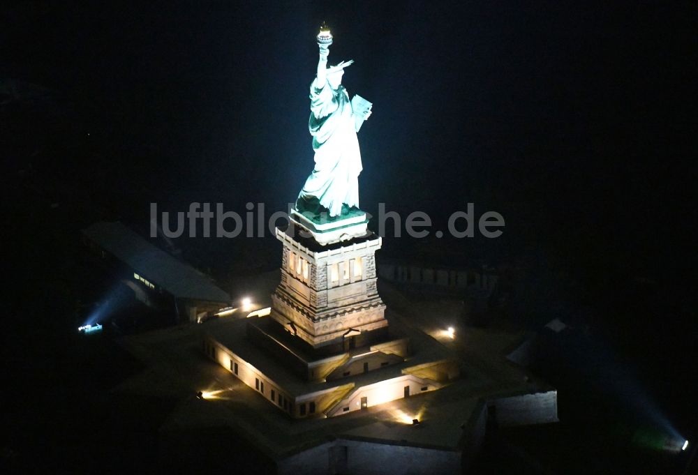 New York bei Nacht von oben - Nachtluftbild Geschichts- Denkmal Freiheitsstatue - Statue of Liberty National Monument in New York in USA