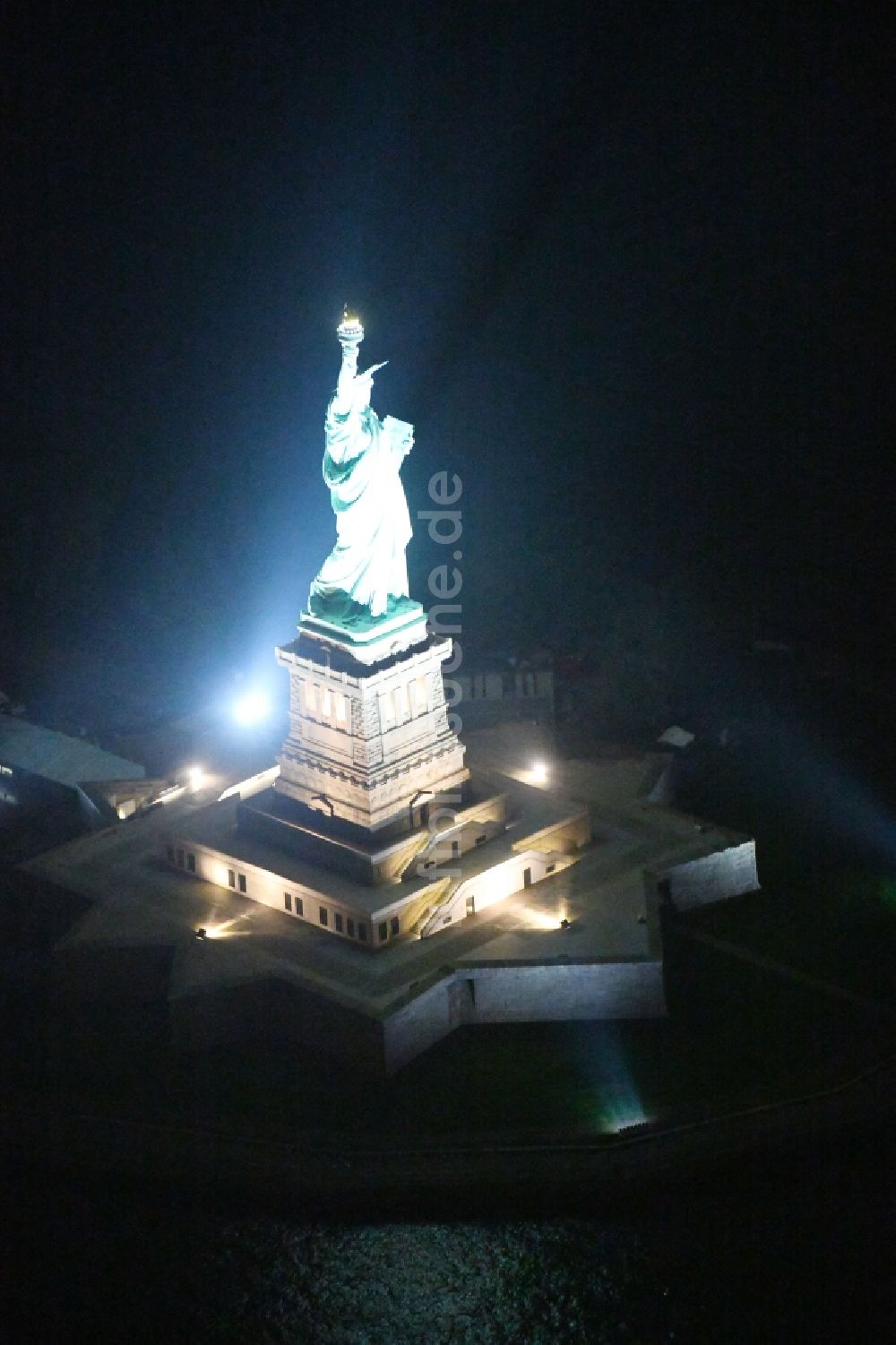 New York bei Nacht aus der Vogelperspektive: Nachtluftbild Geschichts- Denkmal Freiheitsstatue - Statue of Liberty National Monument in New York in USA