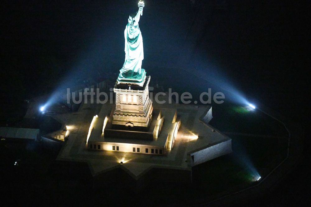 New York bei Nacht von oben - Nachtluftbild Geschichts- Denkmal Freiheitsstatue - Statue of Liberty National Monument in New York in USA