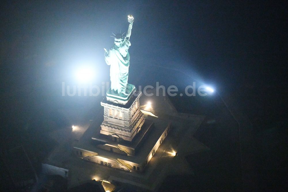 Nacht-Luftaufnahme New York - Nachtluftbild Geschichts- Denkmal Freiheitsstatue - Statue of Liberty National Monument in New York in USA