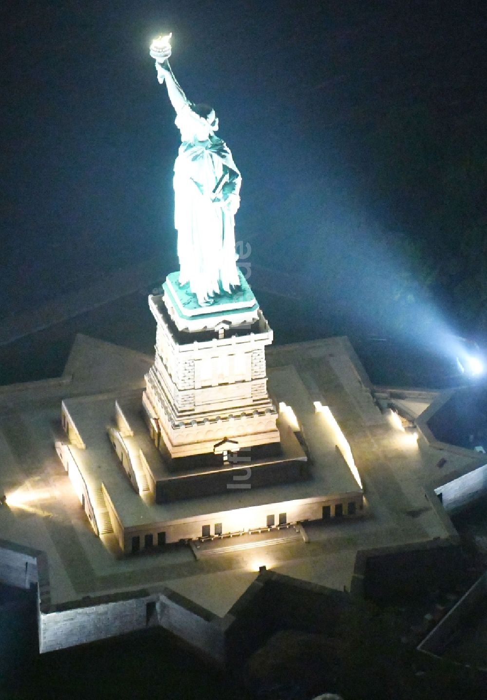 Nachtluftbild New York - Nachtluftbild Geschichts- Denkmal Freiheitsstatue - Statue of Liberty National Monument in New York in USA